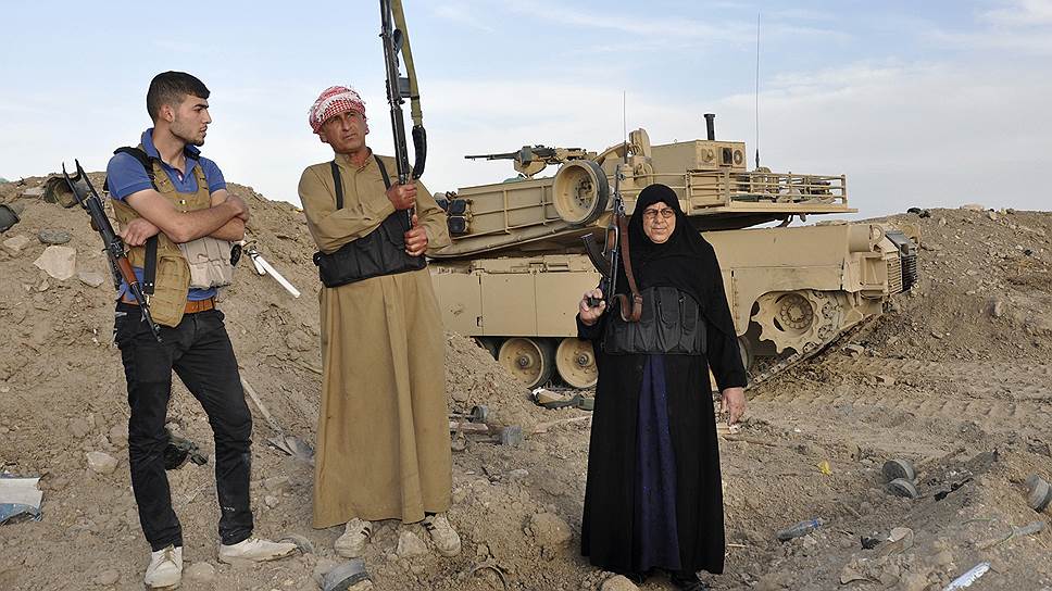 Жительница иракского города Рамади Ун Муайяд, сражающаяся с боевиками «Исламского государства Ирака и Шама» (ИГИШ), террористической организации, связанной с Аль-Каидой. Госпожа Муайяд начала свою борьбу против исламистов-суннитов после гибели мужа, убитого боевиками ИГИШ