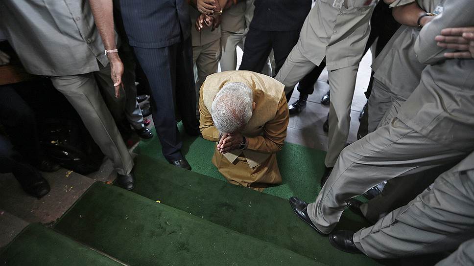 Будущий премьер-министр Индии Нарендра Моди в знак уважения встал на колени и помолился на ступенях здания парламента в Нью-Дели