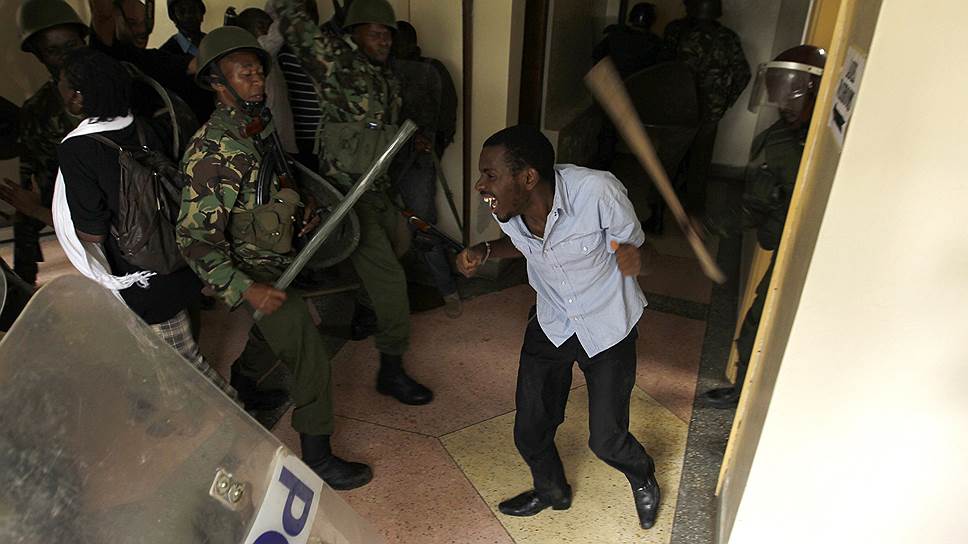 Кенийские полицейские избивают студента Университета Найроби, участвующего в акции протеста против сокращения финансирования образования