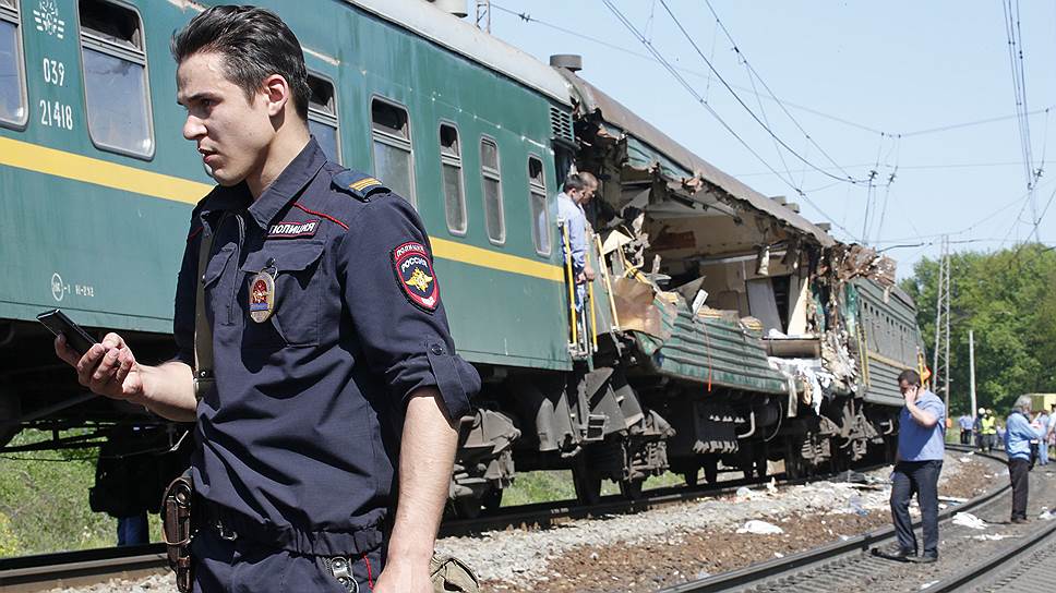 Последствия столкновения пассажирского и грузового поездов в Наро-Фоминском районе Московской области