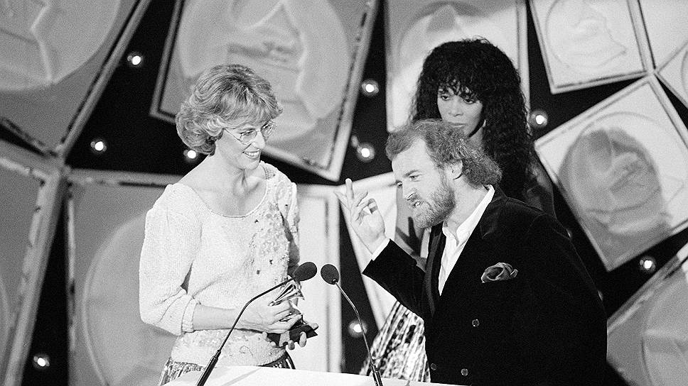 В 1983 году Джо Кокер получил Grammy за исполненную дуэтом с Дженнифер Уорнс балладу «Up Where We Belong». Она также стала саундтреком к фильму «Офицер и джентльмен» и была номинирована на «Оскар» 