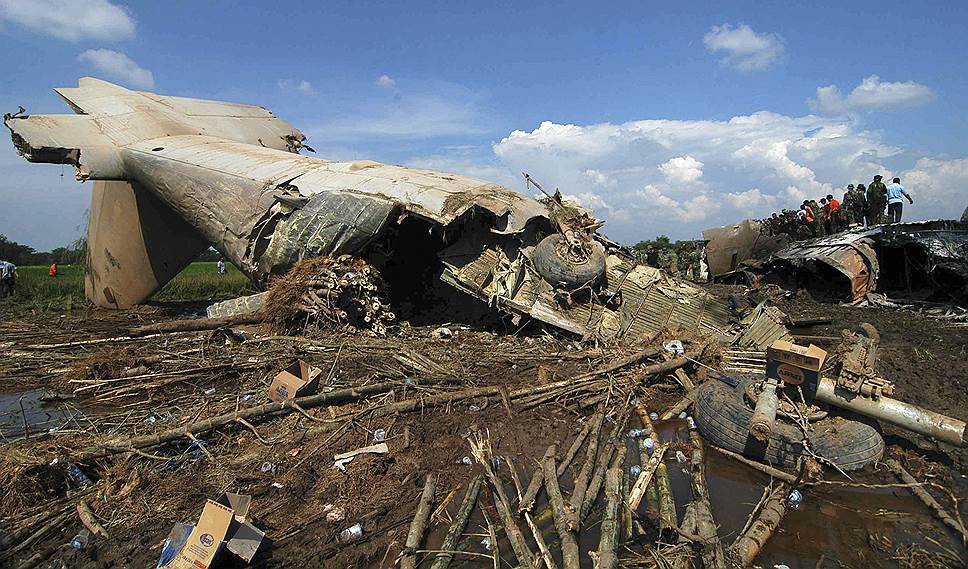 2009 год. Авиакатастрофа С-130 в Индонезии. При падении на рисовое поле самолет задел четыре жилых дома. Погибли 97 человек, выжили 15