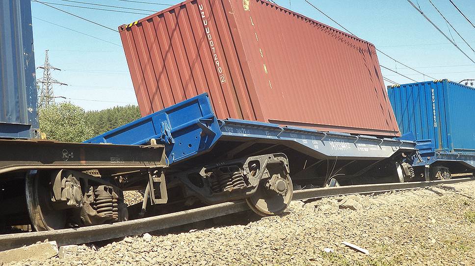 Столкновение грузового состава, перевозившего груз для концерна Renault из Румынии, с седьмым вагоном пассажирского поезда произошло по касательной