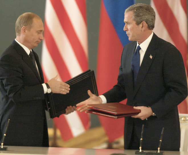 2002 год. Президенты России и США Владимир Путин (слева) и Джордж Буш подписали в Москве Договор о сокращении стратегических наступательных потенциалов