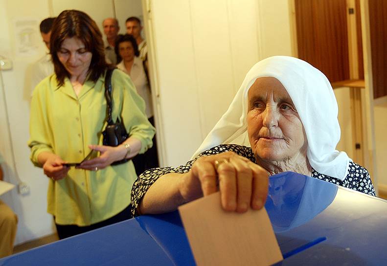 21 мая 2006 года состоялся референдум о независимости Черногории и выходе ее из состава Государственного Союза Сербии и Черногории. Явка составила 86,5 %. 55,5 % проголосовали за независимость Черногории и 44,5 % отдали свои голоса против нарушения государственного союза с Сербией. 3 июня 2006 года парламент Черногории официально опубликовал декларацию о независимости