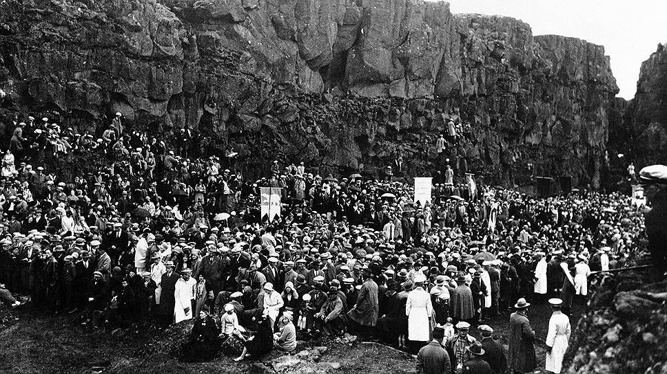 21 мая 1944 года в Исландии на плебисците жители поддержали решение парламента об отделении от Дании. Спустя три недели была провозглашена республика  