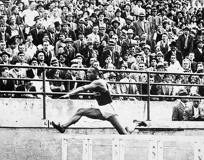 1935 год. Американский спортсмен Джесси Оуэнс в течение 45 минут установил четыре мировых рекорда по легкой атлетике. В прыжках в длину, где он впервые преодолел рубеж восемь метров, его рекорд продержался 25 лет