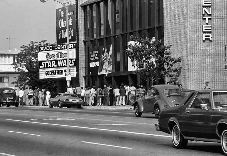 1977 год. В кинотеатрах начался показ фильма «Звездные войны. Эпизод IV: Новая надежда», ставшего первым на тот момент по размерам кассовых сборов