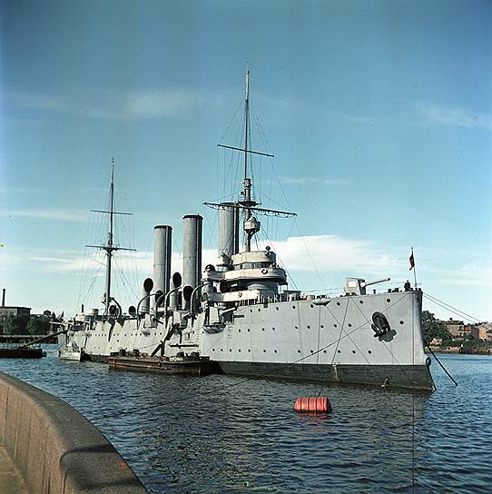 1900 год. В Санкт-Петербурге в Новом Адмиралтействе лично царем Николаем II спущен на воду крейсер «Аврора», вступивший в строй в 1903 году