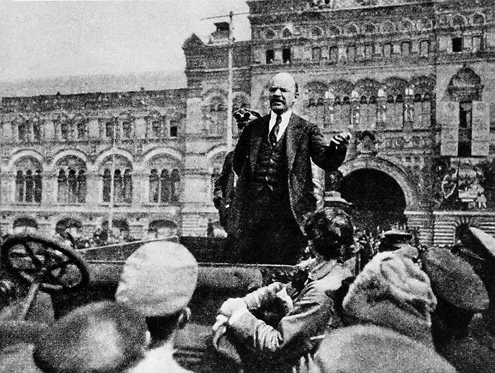 1919 год. На Красной площади в Москве состоялся первый парад физкультурников и отрядов всеобщего военного обучения (Всевобуча)
