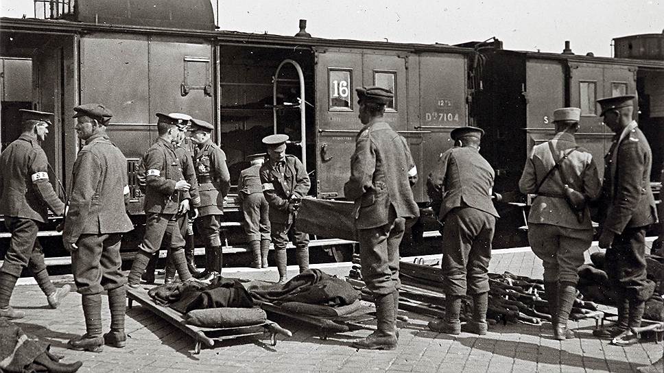 Солдаты у поезда для раненых в Кале (север Франции)