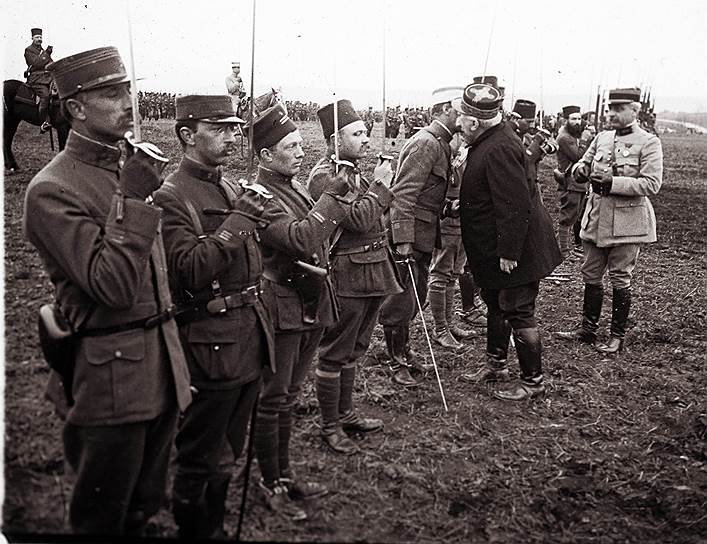 Французский генерал Йозеф Жоффре (второй справа) поздравляет и награждает медалями солдат