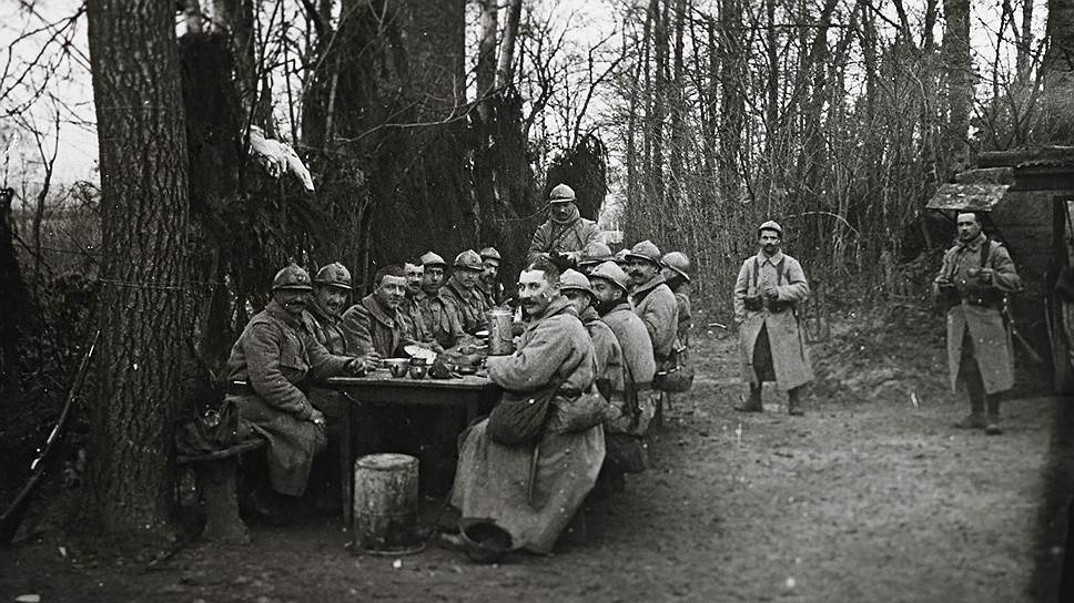 Французские солдаты во время обеда