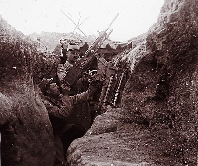 Французский солдат настраивает зенитный пулемет
