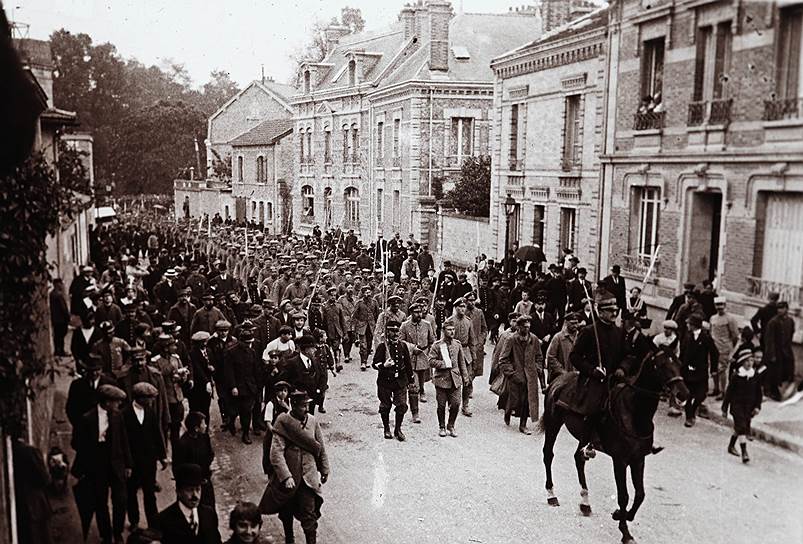 Немецкие солдаты маршируют по Шалон-ан-Шампань 