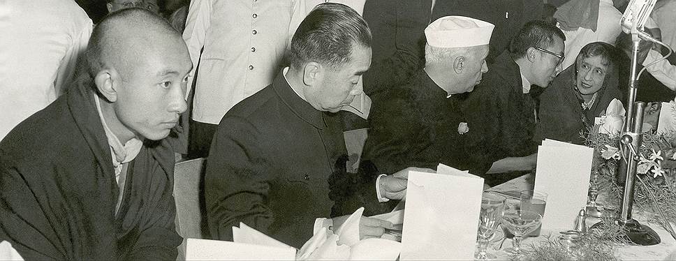 29 марта 1959 года в Массури в Индии было создано правительство Тибета в изгнании во главе с далай-ламой XIV (на фото справа). С самого начала существования организация поставила перед собой задачу «реабилитации тибетских беженцев и восстановление свободы и счастья в Тибете»