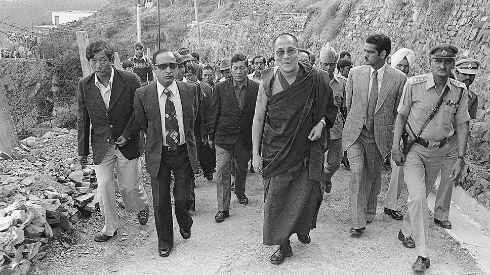 С 1979 года стали проводиться переговоры между представителями китайского правительства и далай-ламы XIV. Последние предлагали объединить Большой Тибет в одну политико-административную единицу в составе КНР и предоставить Тибету статус, подобный Гонконгу. Власти КНР отказали, сославшись на «Соглашение из 17 статей». На переговорах 1984 года представители КНР согласились обсуждать только статус далай-ламы и условия его возвращения
