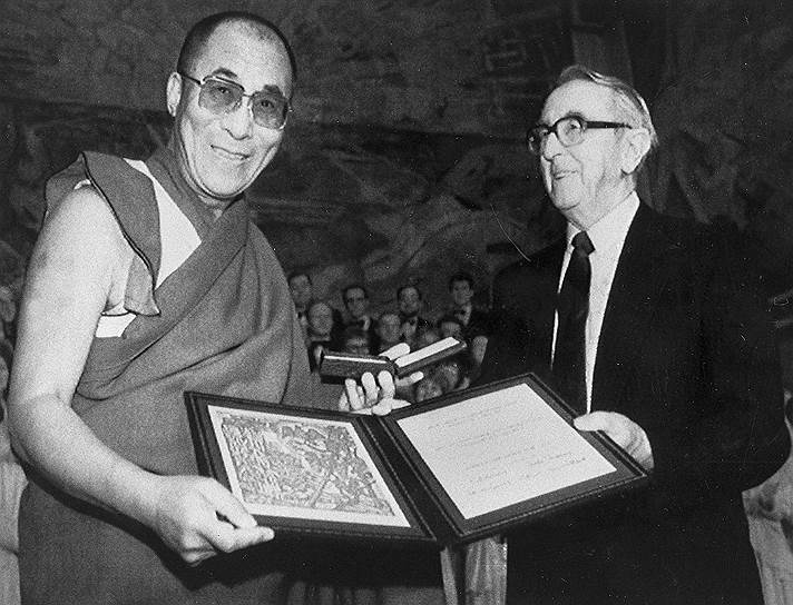 10 декабря 1989 года далай-лама был удостоен Нобелевской премии мира за мирную и ненасильственную борьбу за свободу Тибета, сохранение его исторического и культурного наследия