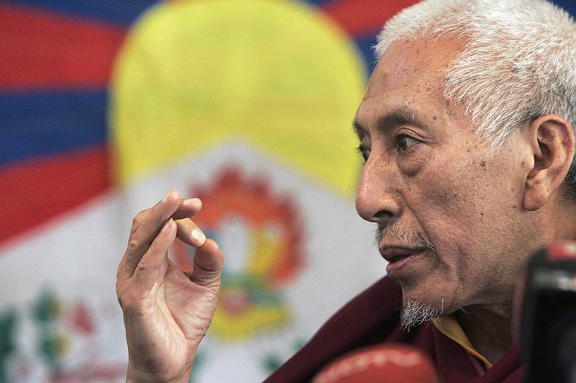С 2001 года премьер-министр (калон-трипа) правительства Тибета в изгнании избирается путем голосования. Первым избранным премьером стал Самдонг Ринпоче (на фото). В июле 2008 года правительство Тибета в эмиграции объявило о прекращении переговоров с КНР