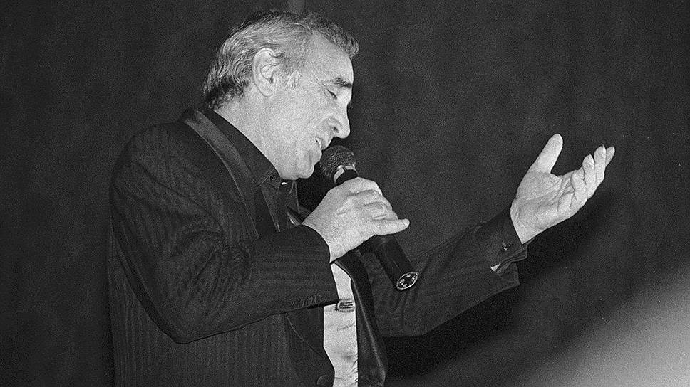 В 1964 году Шарль Азнавур впервые попал в СССР, под Ереваном жила его бабушка. В 1965 году он в течение 12 недель пел в парижской «Олимпии» в сопровождении оркестра Поля Мориа и стал на французской эстраде номером первым
