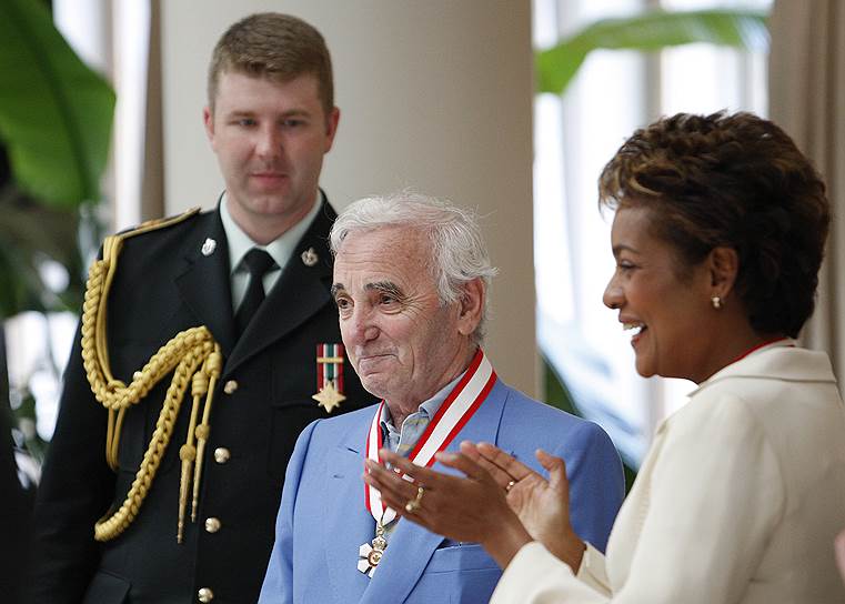 В 2003 году по указу президента Франции певец стал командором ордена Почетного легиона. В 2008 году Азнавур стал  командором ордена Почетного легиона Канады (на фото)