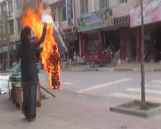С 2009 года произошло более 100 случаев самосожжений тибетцев против действий китайского правительства, около 80 человек (большей частью монахов) погибли. Самосожжения в основном происходили в городах КНР и Тибета, но также были случае в Индии и Непале