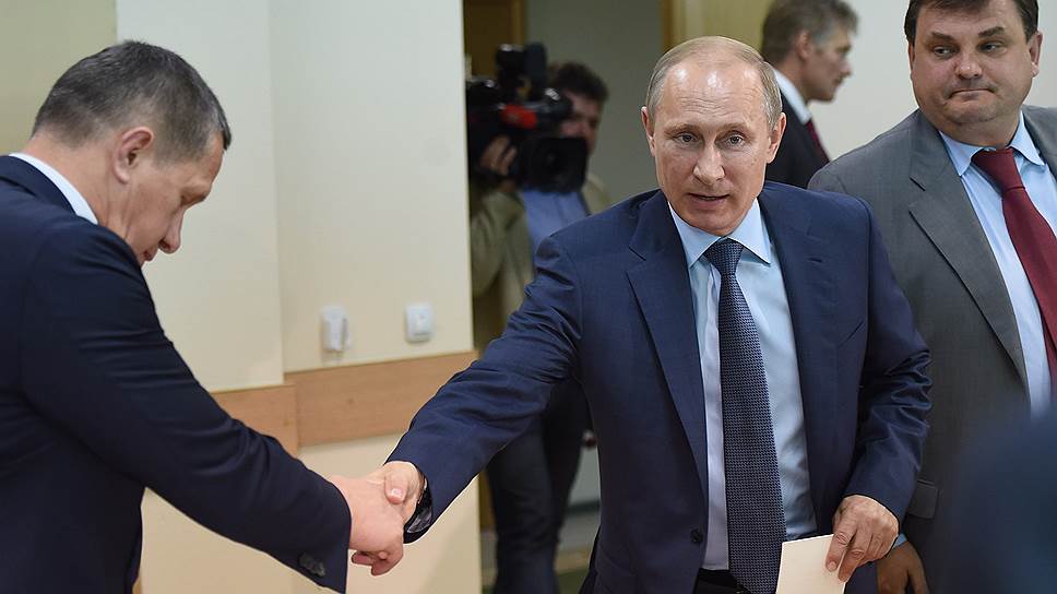 Полпред президента в ДФО Юрий Трутнев (слева), президент России Владимир Путин (в центре)