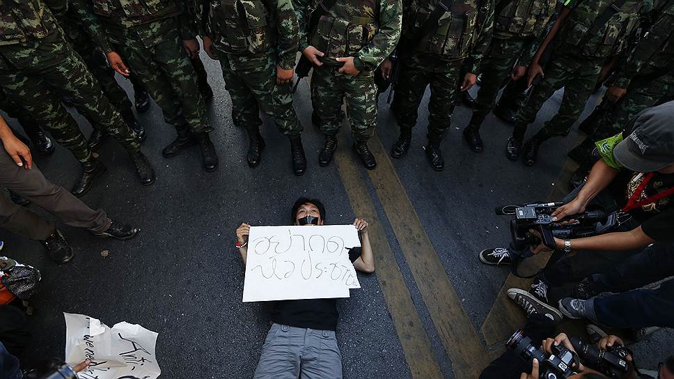 Мужчина, протестующий против военного положения в Таиланде, на улице в Бангкоке