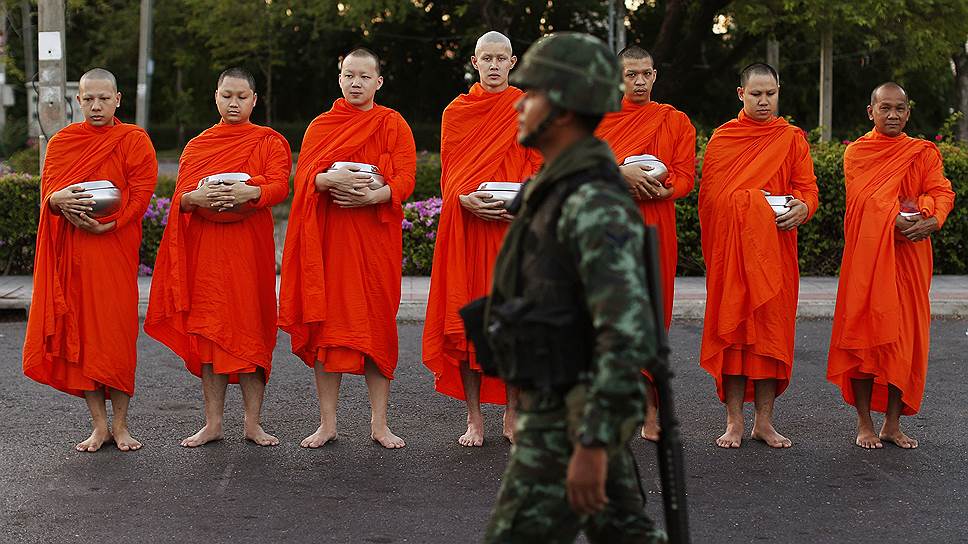 Буддийские монахи, собирающие подаяния на улице в Бангкоке