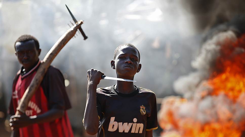 Участники протестов в Бамбари (ЦАР), вспыхнувших после того, как французские военные открыли огонь по демонстрантам, блокировавшим дорогу в городе