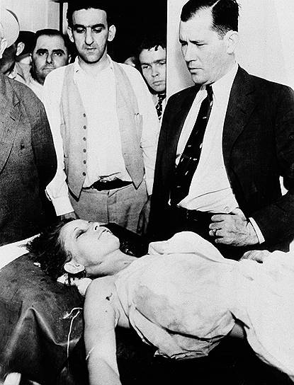 1934 год. Американские полицейские выследили и устроили засаду на гангстеров Клайда Бэрроу и Бонни Паркер. Обоих застрелили