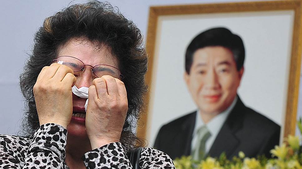 2009 год. Бывший президент Южной Кореи Но Му Хен погиб, спрыгнув со скалы во время прогулки по горной тропе вблизи деревни Бонха