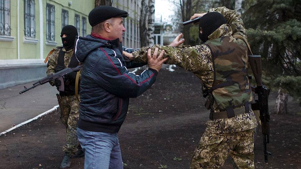 12 апреля. Самооборона захватила здание милиции в Краматорске и вывесила флаг Донецкой республики