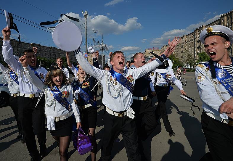 Выпускники кадетской школы №1700 празднуют последний звонок на Поклонной горе в Москве