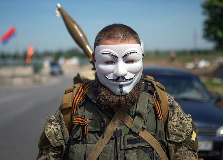 Народный ополченец в маске Гая Фокса во время дежурства на блокпосту в поселке Семеновка Донецкой области