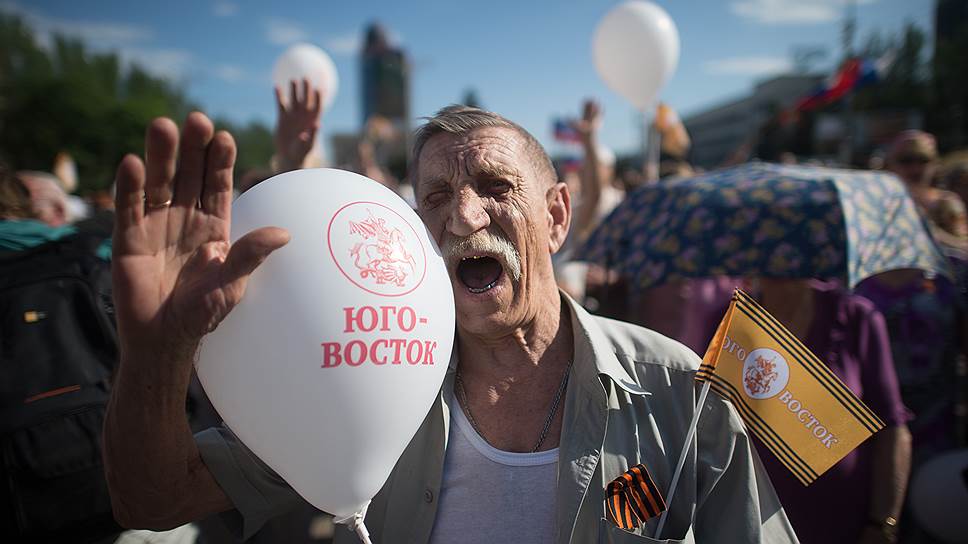 Митинг в честь соединения Луганской и Донецкой республик в государство Новороссия на площади Ленина в Донецке
