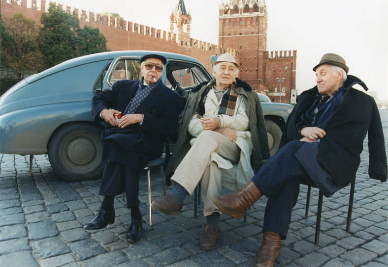 Всего Олег Ефремов сыграл 70 ролей в кино. Среди фильмов с его участием такие картины как «Берегись автомобиля», «Айболит - 66», «Три тополя на Плющихе», «Здравствуй и прощай», «Дни хирурга Мишкина» и другие