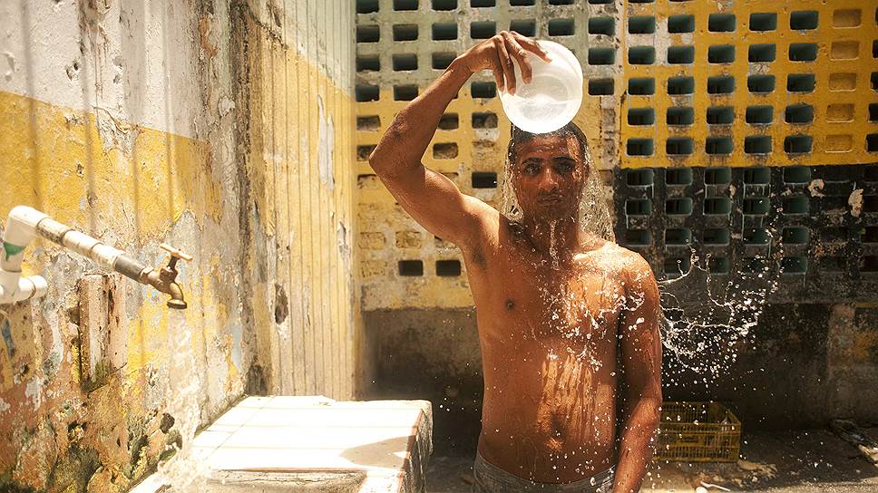 Тюрьма Najayo в Доминиканской Республике долгое время была символом коррупции в пенитенциарной системе страны. Местные наркобароны занимали отдельные апартаменты с плазменными телевизорами, кухнями и ванными комнатами, а бедные заключенные ютились в крохотных камерах