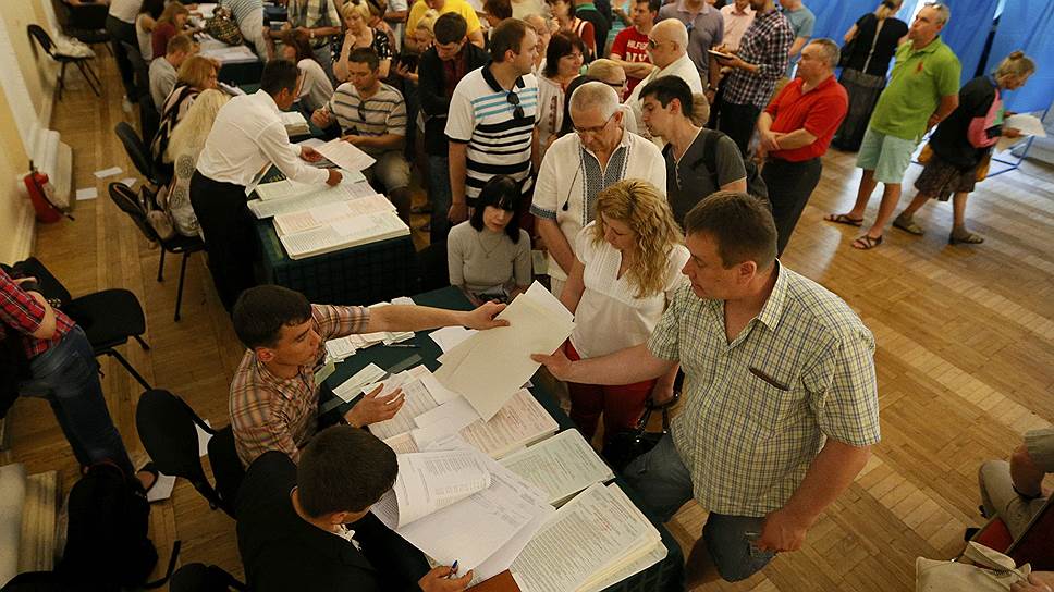 В Харькове неизвестный напал на членов избирательной комиссии, когда они переносили урну с бюллетенями на дом к избирателю