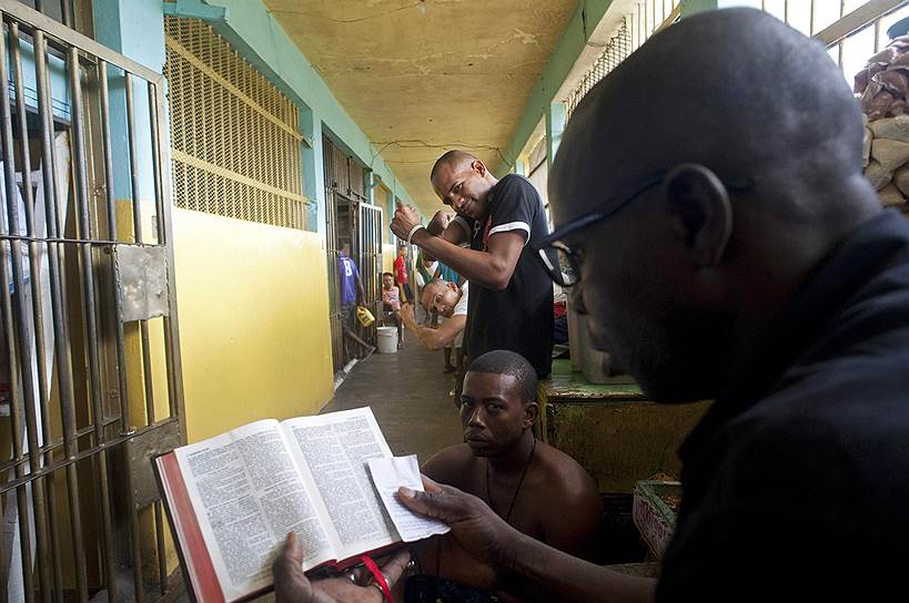 В доминиканских тюрьмах, в которых действует новая система, исповедуется политика абсолютной нетерпимости к нарушениям прав человека касаемо охранников