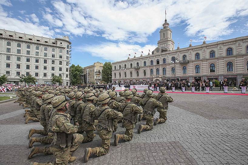 Грузинские солдаты принимают присягу во время празднования Дня независимости в Тбилиси