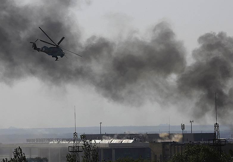 Украинский вертолет Ми-24 обстреливает здание главного терминала международного аэропорта Донецка