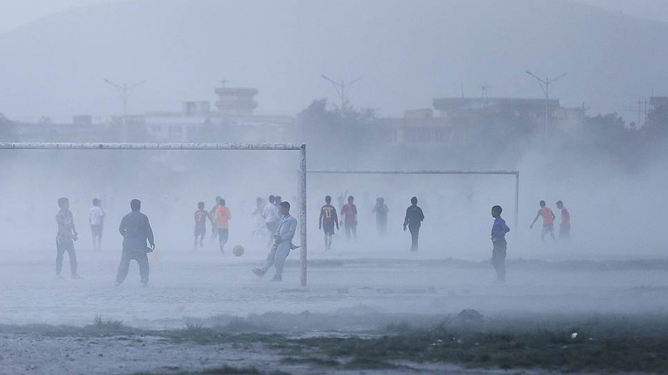 Местные жители играют в футбол в Кабуле, Афганистан