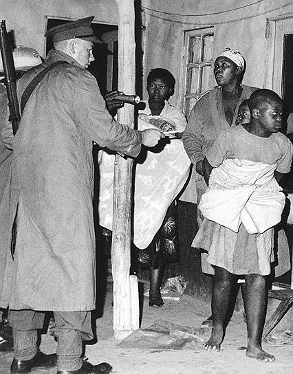 В 1951 году были созданы бантустаны — территории компактного проживания различных этнических групп коренного населения Южной Африки, а попросту резервации. Под них было выделено 13% земли. В 1956 году была введена дискриминация «туземцев» при приеме на работу, ограничена их миграция в города, многих оттуда выселили. Через два года стала официальной дискриминация при приеме на работу. В 1967 году законодательно ограничили строительство заводов и фабрик в белых районах и начали переводить их на территории, граничащие с бантустанами, чтобы стимулировать миграцию черных из других районов. Кроме того, черным было запрещено членство в профсоюзах
