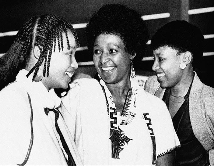 Нельсон Мандела вышел на свободу 11 февраля 1990 года накануне падения режима апартеида, через 9 дней после снятия запрета на деятельность АНК
&lt;br>На фото Винни Мандела (жена Нельсона Манделы) и его дочери в день освобождения Манделы из тюрьмы