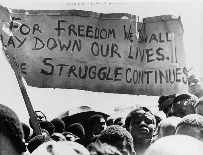 И в самой ЮАР нашлось не мало недовольных политикой апартеида. Каждый день проходили акции протеста, в основном организованные Африканским национальным конгрессом, членом которого был Нельсон Мандела. Наиболее громкий резонанс в мире вызвало восстание в Соуэто 16 июня 1976 года. Тогда ученики и студенты в пригороде Иоханнесбурга Соуэто вышли на улицы, призывая отменить принудительное обучение на языке африкаанс. Несмотря на то, что протест был мирным и большинству протестующих не было и 20, полиция открыла по демонстрантам огонь. В городе разгорелось восстание, для подавления которого власти ЮАР ввели в Соуэто войска. По данным властей было убито 23 человека, но информационные агентства сообщали, что погибло более пятисот человек и тысячи людей были ранены