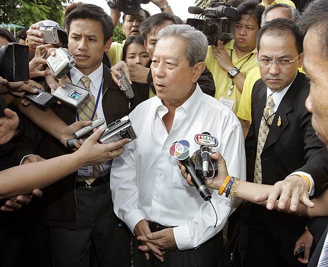 В 2006 году страной в ранге премьер-министра руководил бывший командующий таиландской армией генерал Сураюд Чуланонт. После этого военные передали власть гражданскому правительству
