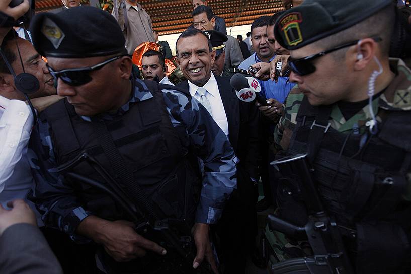  В 2010 году в результате выборов новым президентом страны стал бывший председатель Национального Конгресса Гондураса Порфирио Лобо (на фото в центре), который сразу же после инаугурации подписал декрет об амнистии всех лиц, принимавших участие в политическом кризисе