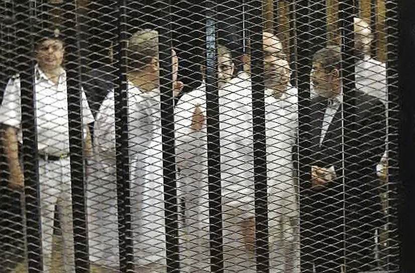 Мухаммед Мурси (на фото справа) был помещен под домашний арест, а позднее — под стражу с предъявлением обвинений в государственной измене и экономических преступлениях. О поддержке военного переворота заявили представители коптской церкви, а также лидер либеральной оппозиции, лауреат Нобелевской премии мира Мохаммед аль-Барадеи