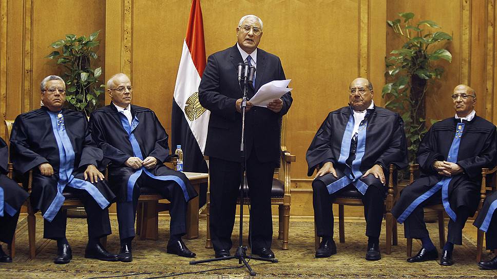 Временным главой Египта был объявлен председатель Высшего конституционного суда Адли Мансур (на  фото в центре) 